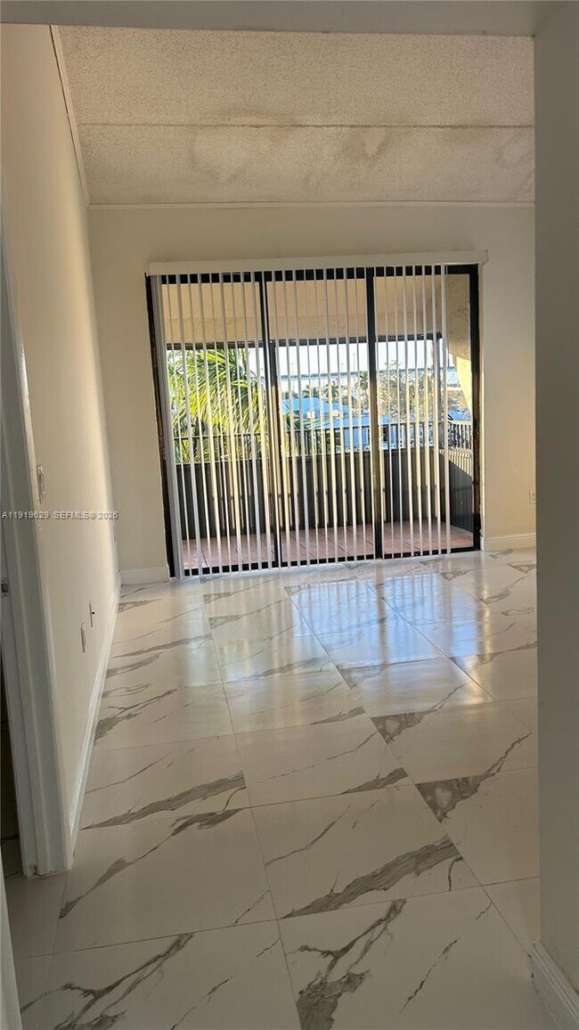 Foto del edificio - 16220 NW 2nd Ave