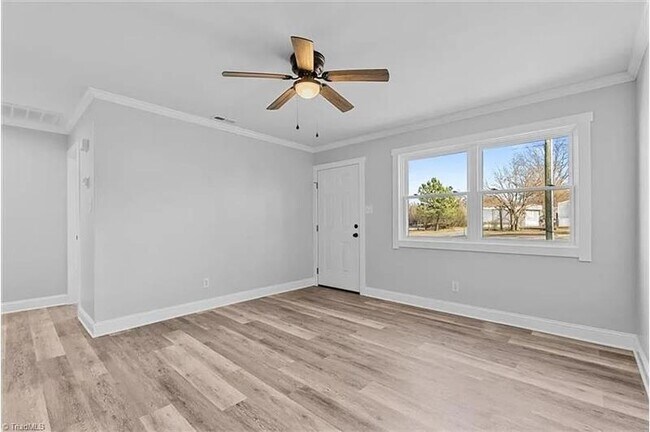 Building Photo - 1501 Earl Dr
