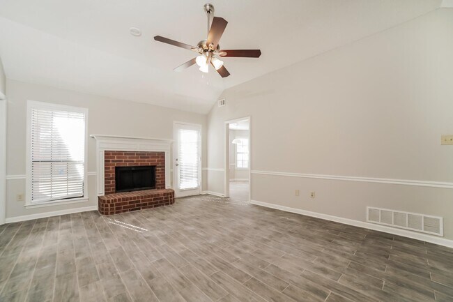 Foto del edificio - 6857 Dovefield Ln