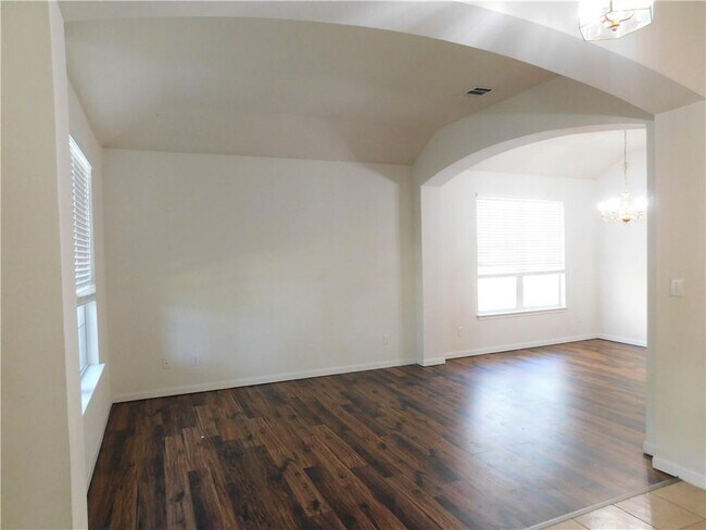Building Photo - 207 Holmstrom St