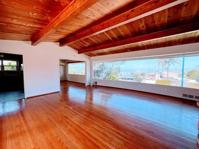 Foto del edificio - 3 Bed, 2 Bath, 2 Car Garage with Ocean Vie...