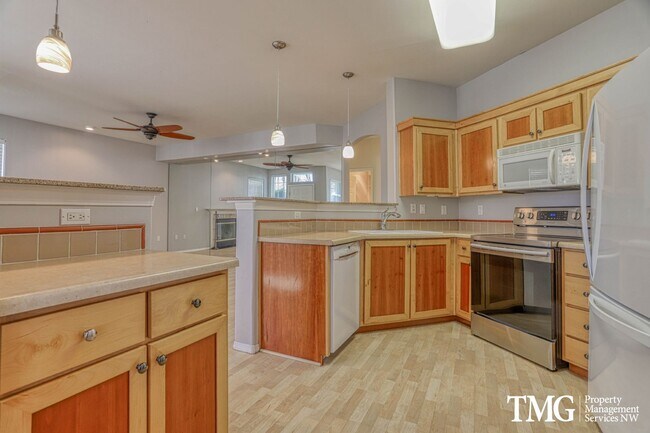 Building Photo - Spacious Ground-Level 2BD Condo with Garage & Resort-Style Amenities