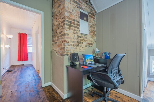Home Office - 607 Gaskill St SE