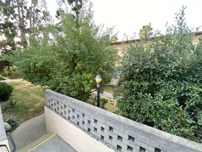 Building Photo - 1 br, 1 bath Apartment - 3336 Rowena Avenue D