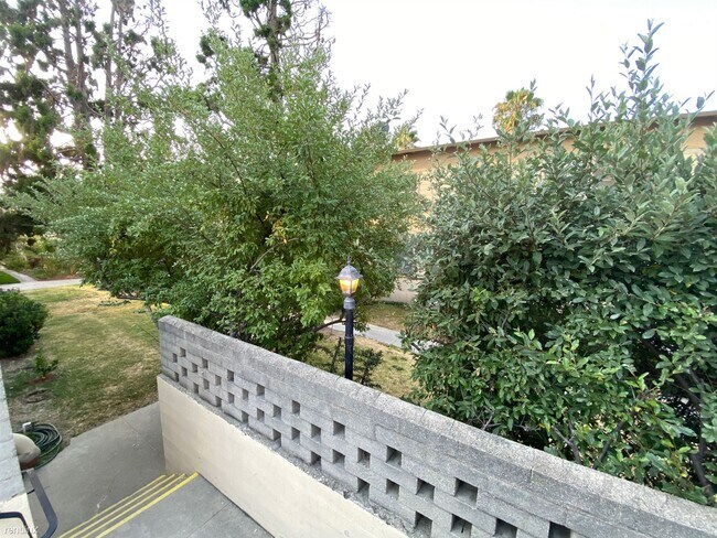 Foto del edificio - 1 br, 1 bath Apartment - 3336 Rowena Avenue D