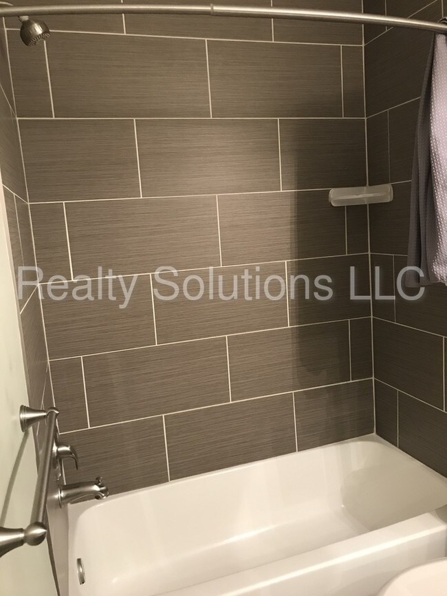 Foto del edificio - Gorgeous End Unit Town House