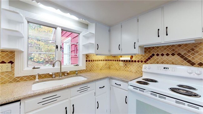 Foto del edificio - 2736 Riverview Rd