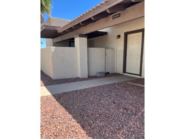 Building Photo - 2 bedroom 1 bath newly remodeled