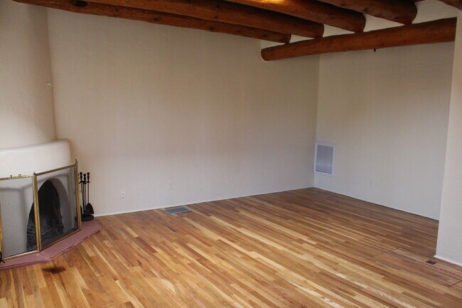 Building Photo - Great Location. Beautifully refinished Har...