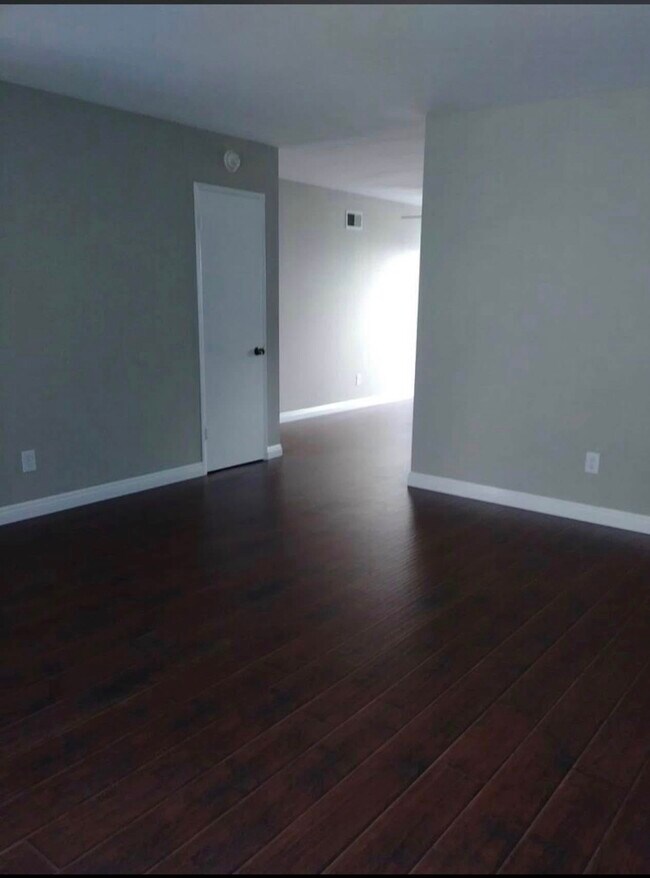 Foto del edificio - 8541 Emerson Cir
