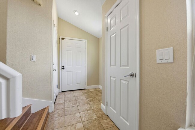 Foto del edificio - 4 Bedrooms / 3 Bathrooms Duet Home for Rent in Desirable Fremont Brookvale Neighborhood!