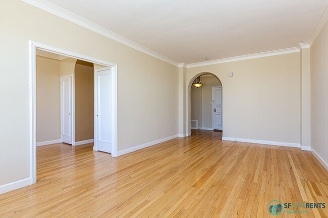 Building Photo - Russian Hill: Remodeled 3rd Floor Art Deco...