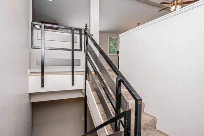 Building Photo - Spacious home close to K-State!