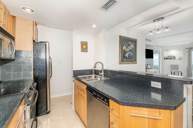 Building Photo - Beautiful furnished Ocean front condo available after April 2026 to December 2026