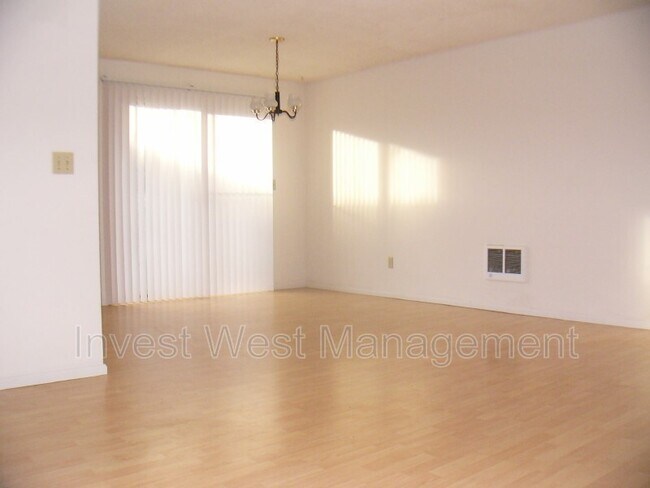 Foto del edificio - 3116 Kauffman Ave