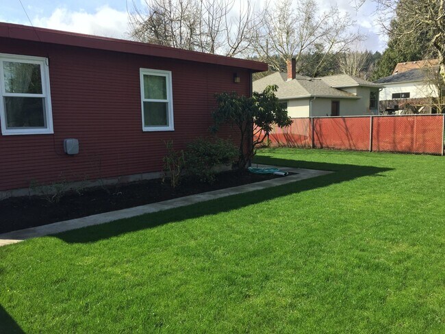 Foto del edificio - Crisp Duplex, offstreet parking, great backyard too.