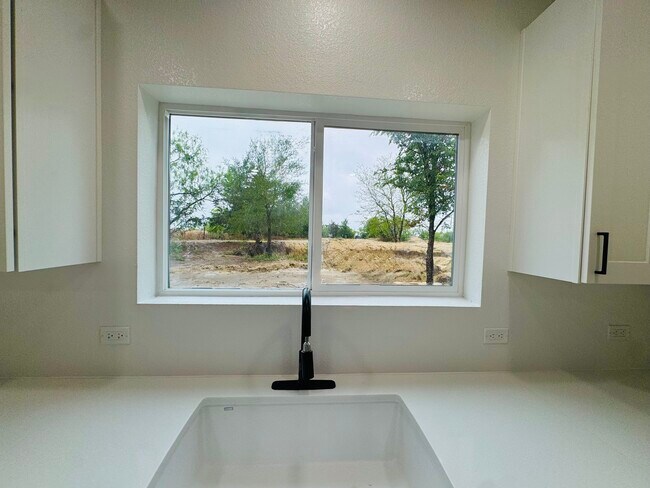 Foto del edificio - 387 Old Lockhart Rd