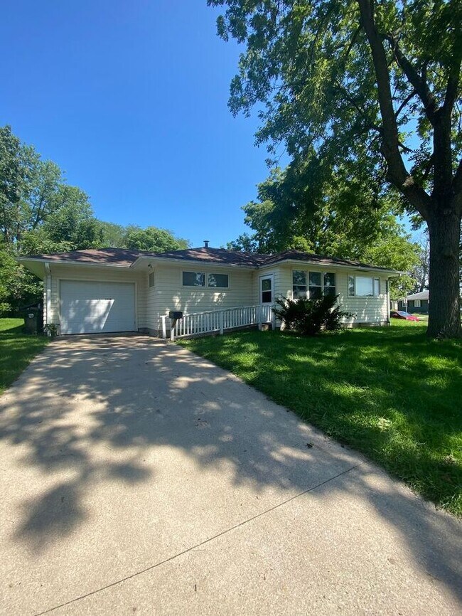 Building Photo - $1,600 | 3 Bedroom, 1 Bathroom House | No ...