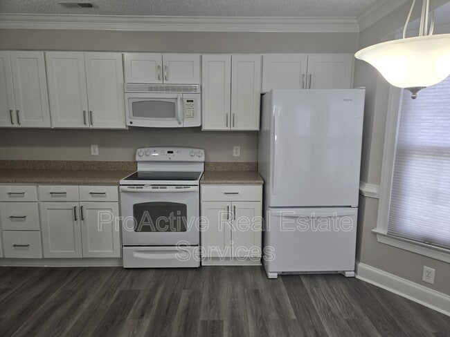 Building Photo - 674 Lord Dunmore Dr