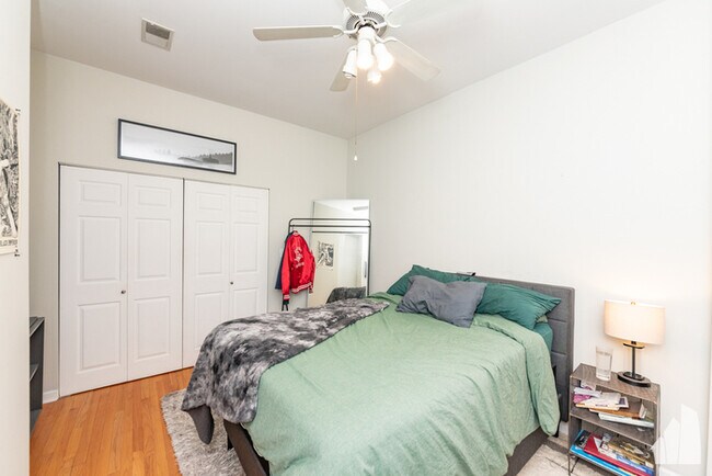 Foto del edificio - Huge 1 bedroom condo with hardwood floors ...
