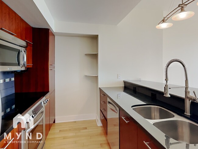 Building Photo - 603 Davis St