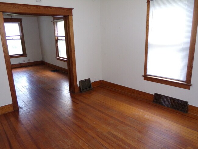 Foto del edificio - Nice wood floor home