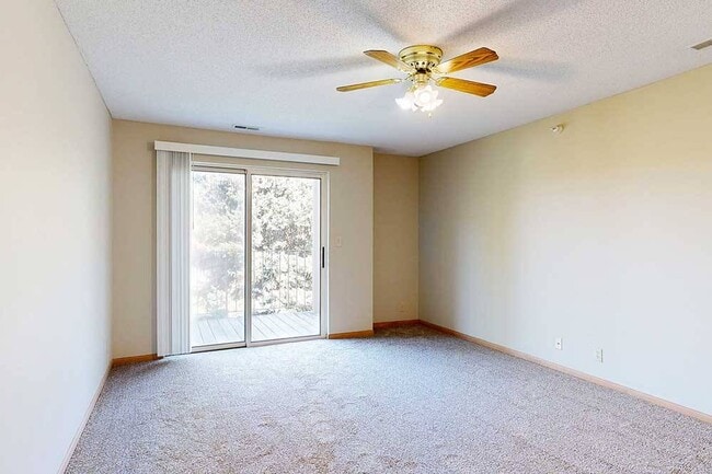 Las luminosas salas de estar con acceso directo al balcón invitan a la entrada de luz natural y aire fresco para comenzar y finalizar cada día con tranquilidad. - Skyline View