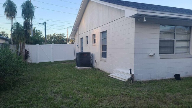 backyard - 650 E Warren Ave