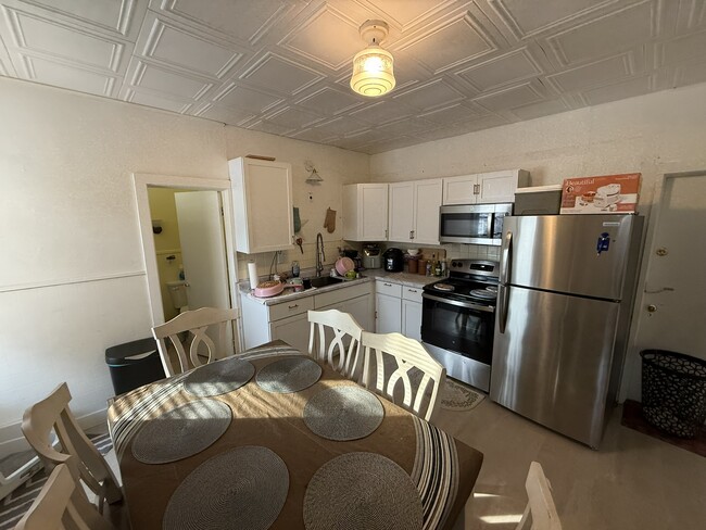 Kitchen - 402 N Morrison St