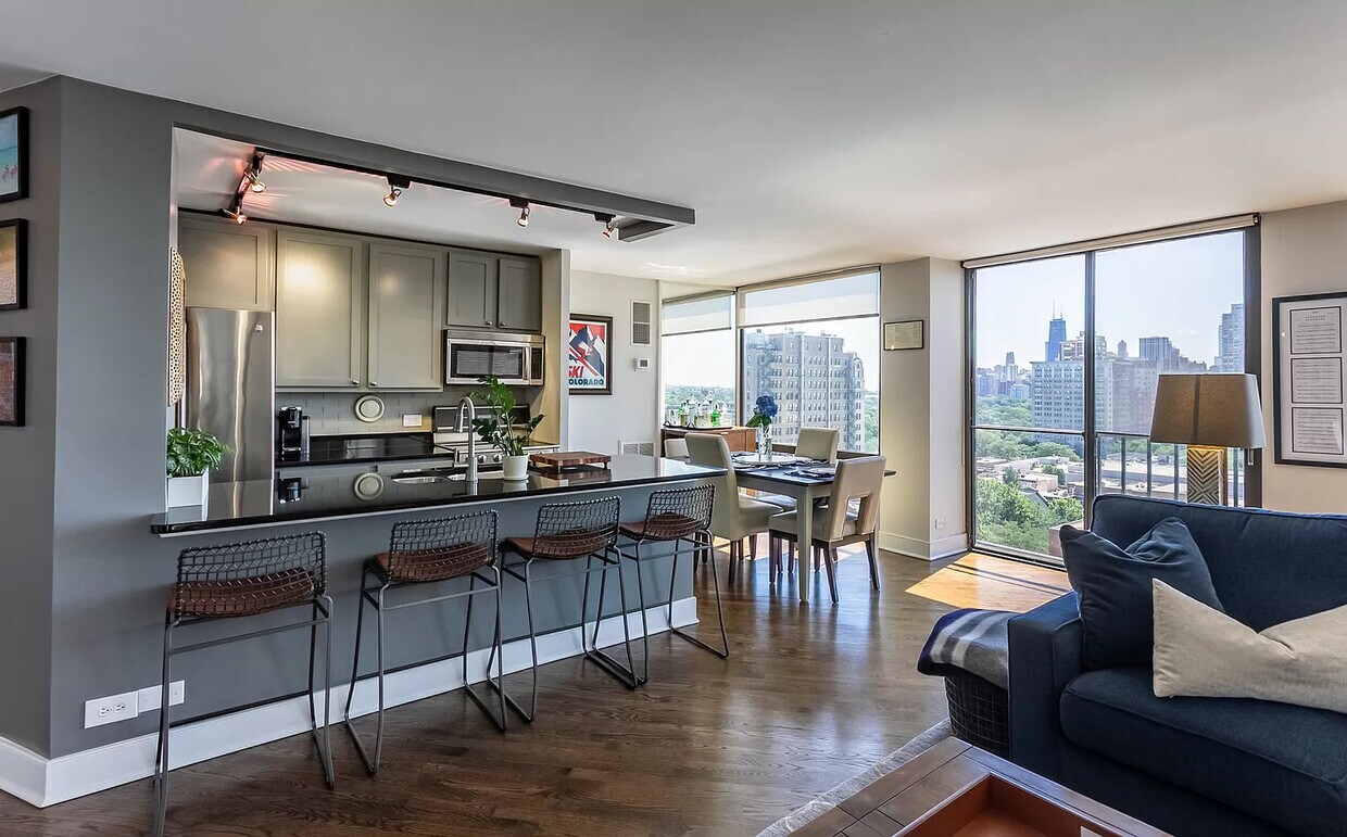 Foto principal - 345 W Fullerton Pky