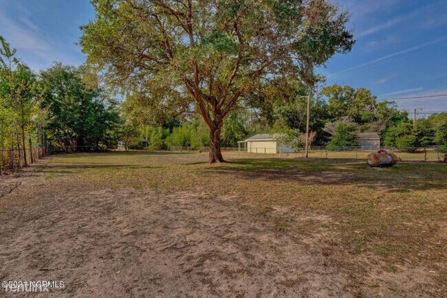 Building Photo - 3 br, 1 bath House - 407 Pine Hils Drive