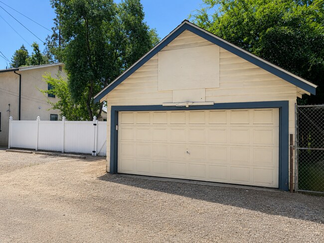 Foto del edificio - Across from Chico State | Garage + Off-Street Parking | 4 Bed + Sun Room