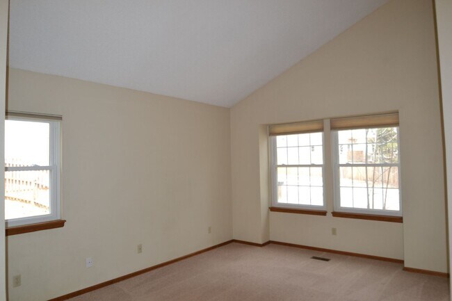 Building Photo - Mountain Shadows 3 Bedroom home with extra...