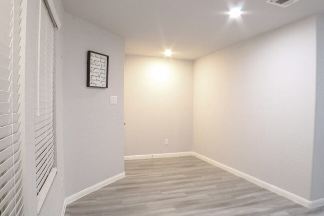 Building Photo - 228 S Algeria St