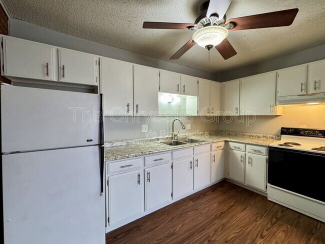 Building Photo - 445 Elm Pl