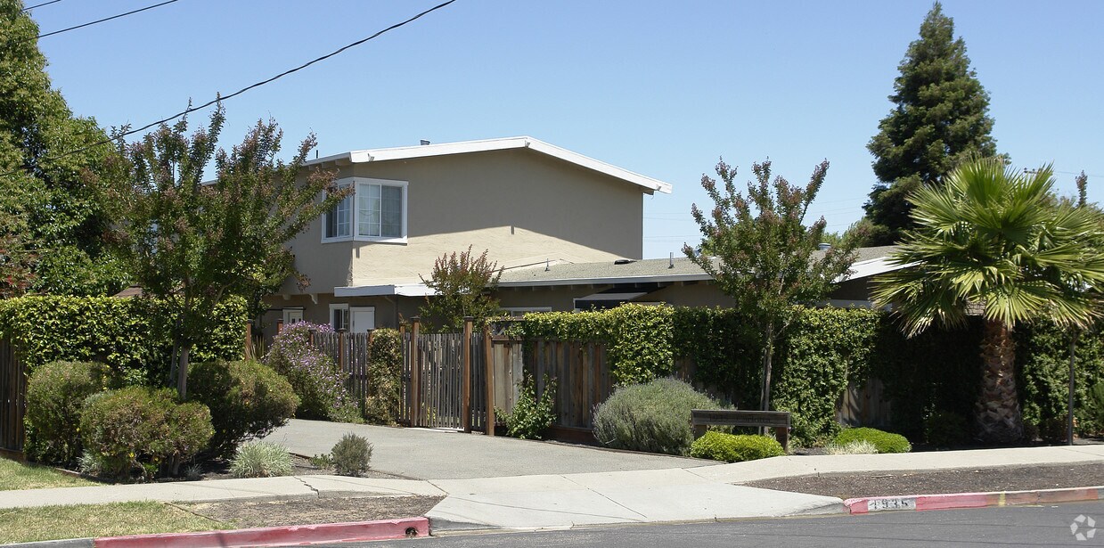 Primary Photo - 1935 Carlotta Dr