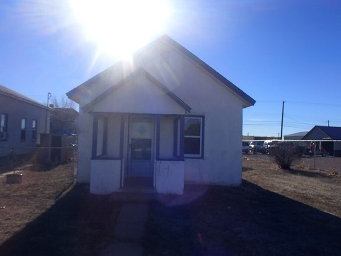 Primary Photo - 2 bedroom, 1 bath home! Pet Friendly! Fenc...