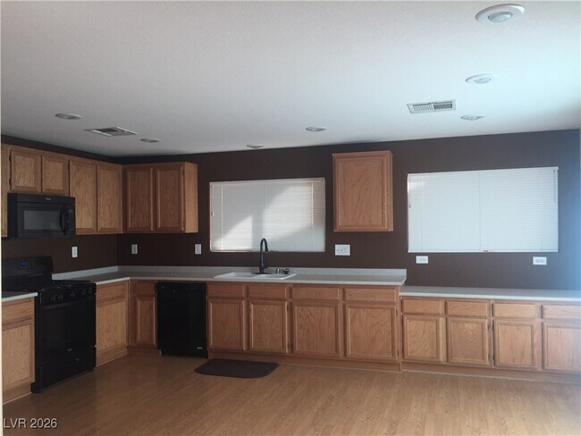 Building Photo - 668 Shadwell St