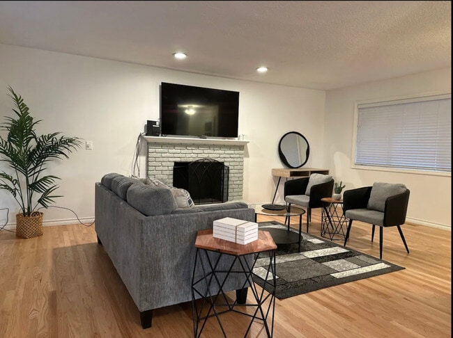 Building Photo - 9317 SE Suncrest Dr
