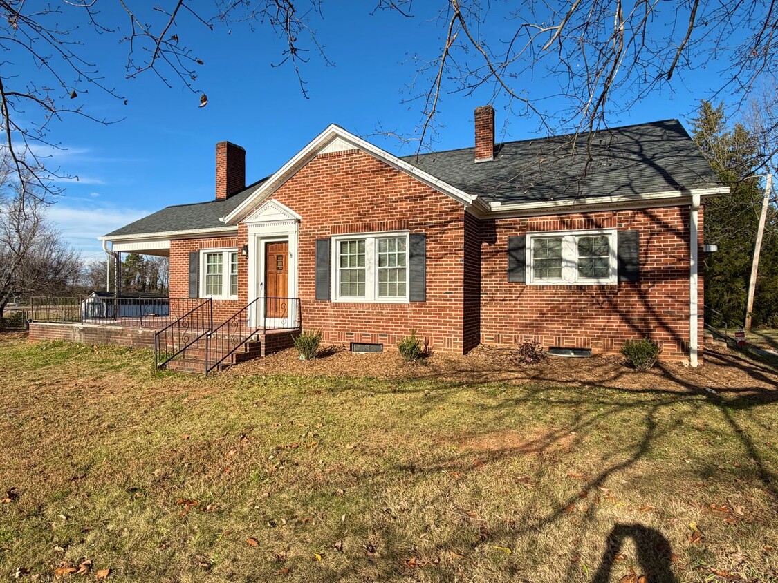 Foto principal - Statesville - HWY 90 - 3 BD/ 2 BA