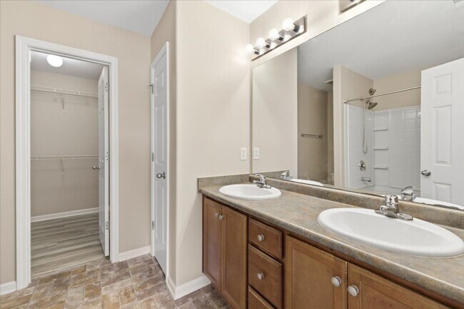 Foto del edificio - Beautiful 3BR Home in Lakeshore – Private Yard – Prime Port Wentworth Location