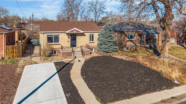 Building Photo - Available NOW! 3 Bedroom 2 Bath Beautiful Home in Sunny Side!