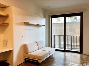 Building Photo - 987 Queen St