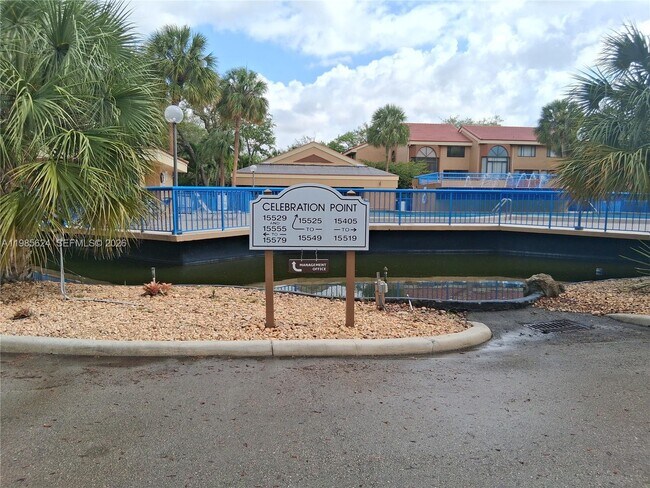 Foto del edificio - 15495 N Miami Lakeway