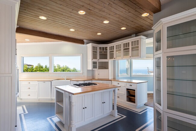 Spacious Kitchen - 2135 Circle Dr