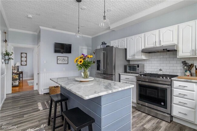 Foto del edificio - 3 br, 1 bath Triplex - 154 Grove Street 1