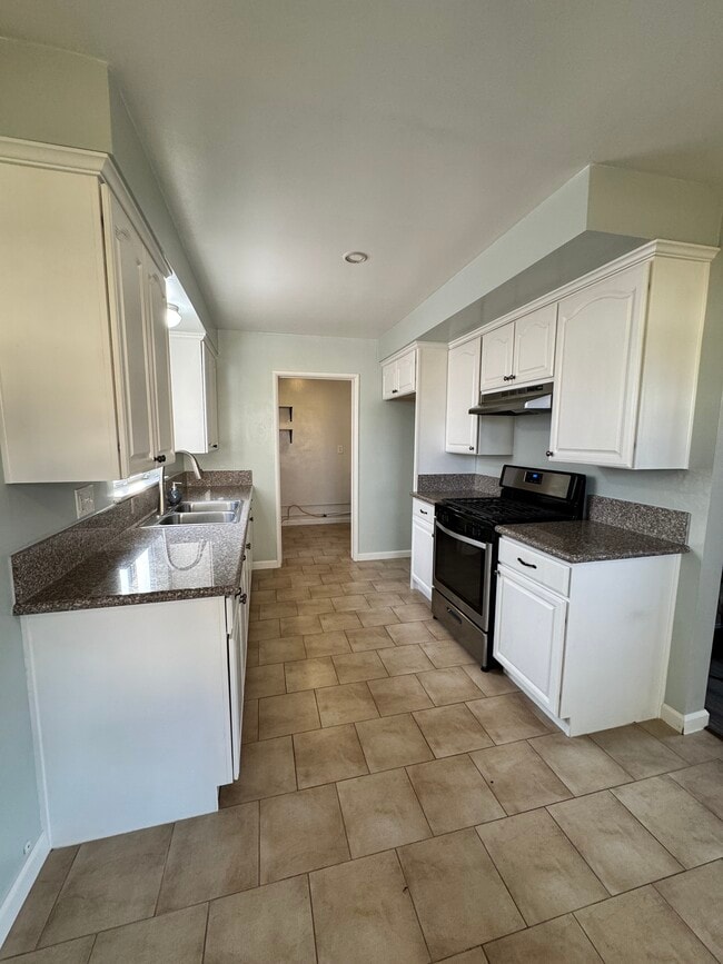 Kitchen - 307 S Basque Ave