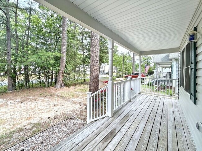 Building Photo - 3-Bedroom, 2-Bathroom Home in Convenient L...