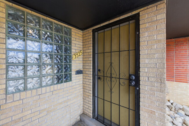 Building Photo - Charming 2 Bed 1 Bath in Park Hill!