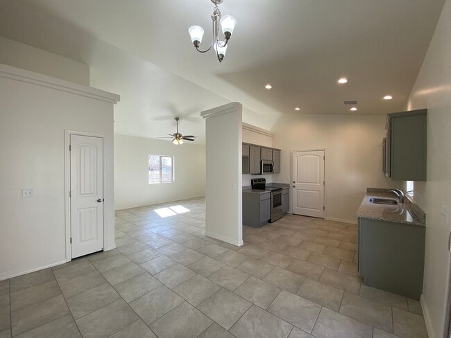 Building Photo - 3 Bedroom 2 Bathroom Home